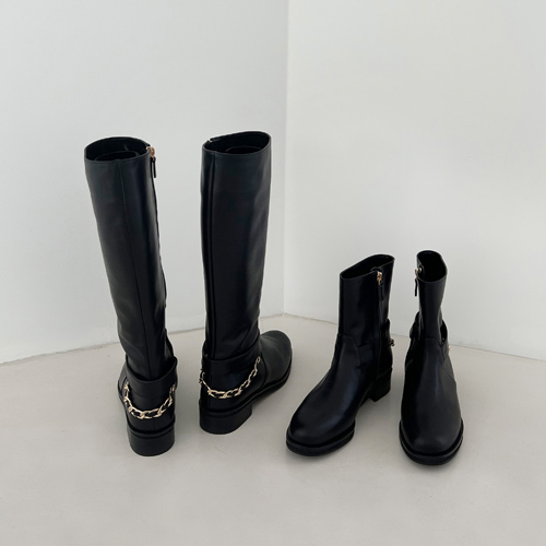 Black chain boots ♩