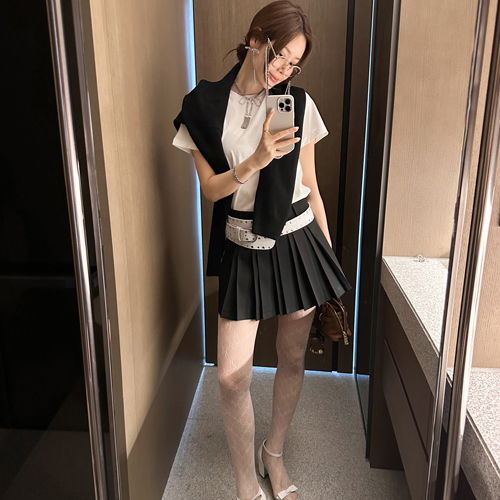 Celeb pleats mini skirt