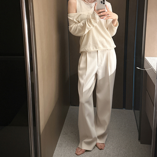General pin-tuck slacks