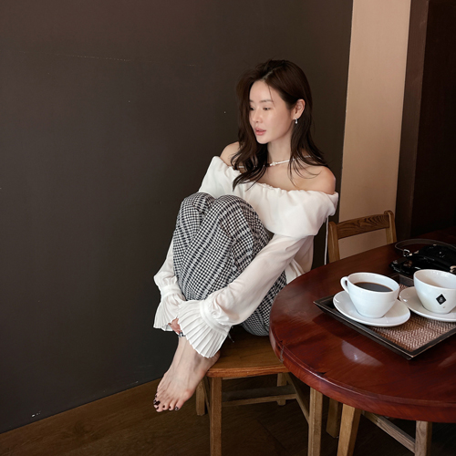 Frida off-shoulder blouse
