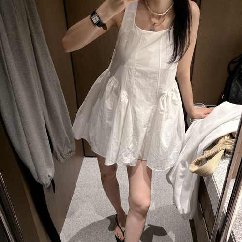Fining back ribbon dress