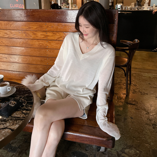 Cent wool silk V-neck knit
