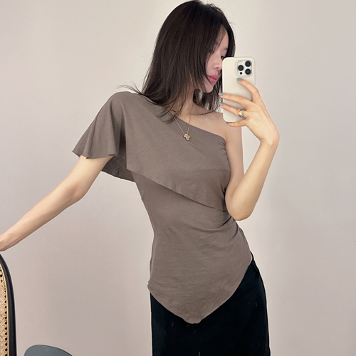 Herb harp off-shoulder tee