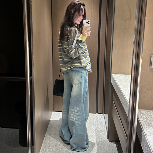 River cat washing wide denim