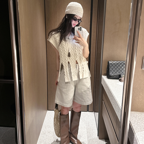 Robot V-neck cable vest