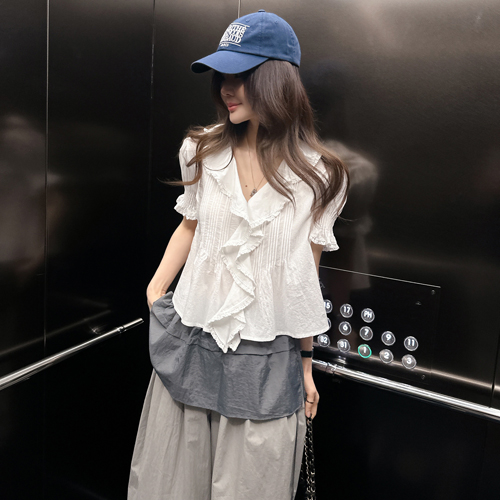 Sage short-sleeved frill blouse