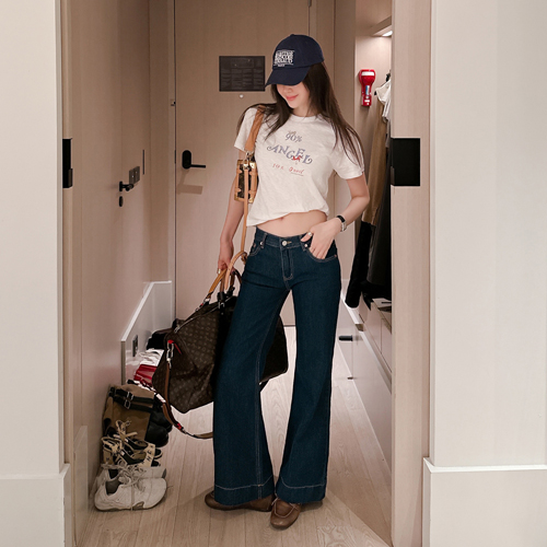 Low-rise boots cut denim