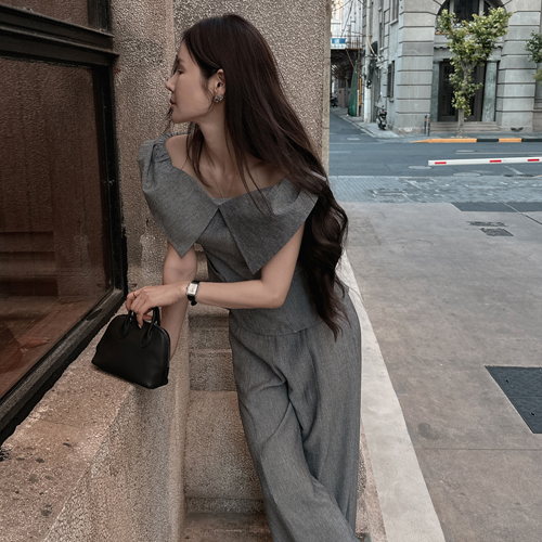 Classy big shoulder blouse