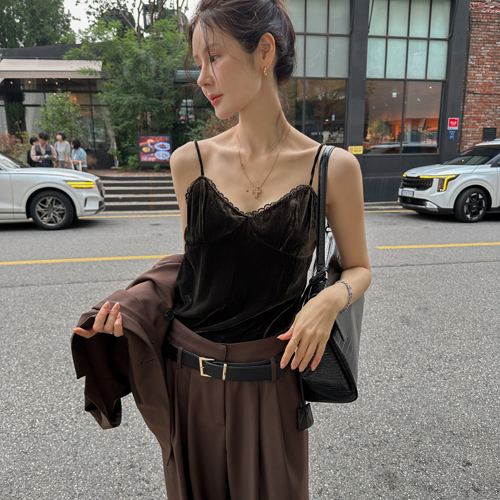 Rosy velvet sleeveless